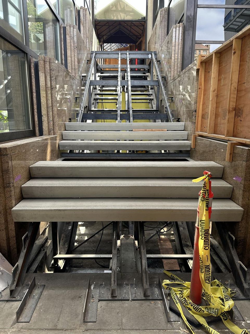Steel-supported concrete stairs